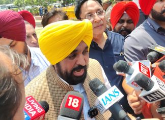 AAP से गए सांसदों पर घमासान, भगवंत मान बोले- सदस्यता रद्द हो आम आदमी पार्टी छोड़कर भाजपा में शामिल हुए राज्यसभा सांसदों की सदस्यता रद्द होनी चाहिए... - Bhagwant Mann | Photo Credit: Naveen Bansal