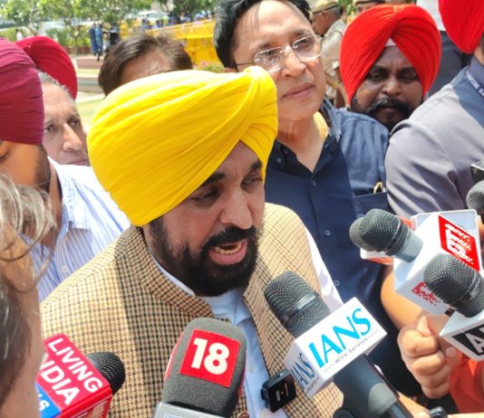 AAP से गए सांसदों पर घमासान, भगवंत मान बोले- सदस्यता रद्द हो आम आदमी पार्टी छोड़कर भाजपा में शामिल हुए राज्यसभा सांसदों की सदस्यता रद्द होनी चाहिए... - Bhagwant Mann | Photo Credit: Naveen Bansal