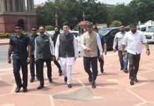 AAP से टूटकर BJP में गए सांसद राष्ट्रपति से मिले, बोले- “हमें किया जा रहा परेशान” Raghav Chadha और Sandeep Pathak ने अपने साथियों के साथ मंगलवार को Droupadi Murmu से मुलाकात की। | Photo Credit: Naveen Bansal