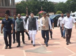 AAP से टूटकर BJP में गए सांसद राष्ट्रपति से मिले, बोले- “हमें किया जा रहा परेशान” Raghav Chadha और Sandeep Pathak ने अपने साथियों के साथ मंगलवार को Droupadi Murmu से मुलाकात की। | Photo Credit: Naveen Bansal