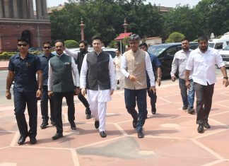 AAP से टूटकर BJP में गए सांसद राष्ट्रपति से मिले, बोले- “हमें किया जा रहा परेशान” Raghav Chadha और Sandeep Pathak ने अपने साथियों के साथ मंगलवार को Droupadi Murmu से मुलाकात की। | Photo Credit: Naveen Bansal