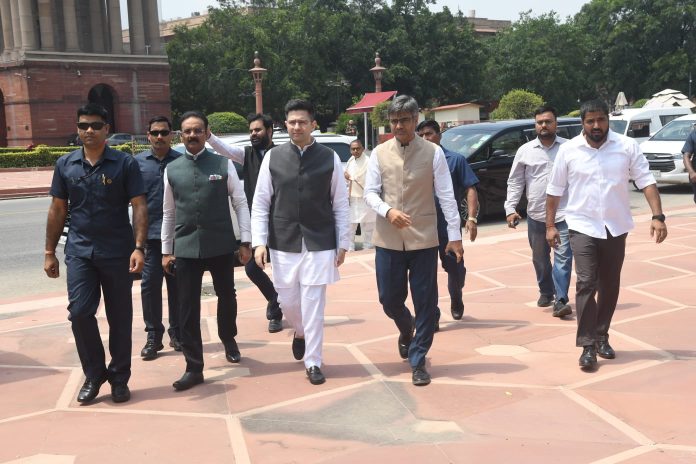 Raghav Chadha और Sandeep Pathak ने अपने साथियों के साथ मंगलवार को Droupadi Murmu से मुलाकात की। | Photo Credit: Naveen Bansal