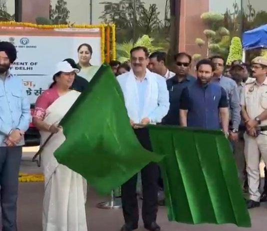 दिल्ली की मुख्यमंत्री रेखा गुप्ता ने जारी किया हीट एक्शन प्लान 13 मोबाइल हीट रिलीफ यूनिट्स को हरी झंडी दिखाकर रवाना ।