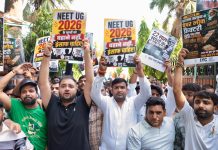 NEET पेपर लीक पर दिल्ली में बवाल, युवा कांग्रेस ने सरकार को घेरा तो ABVP ने NTA पर उठाए सवाल NEET पेपर लीक मामले पर युवा कांग्रेस ने सरकार को घेरा... | PC: Naveen Bansal