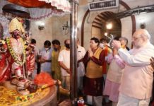 दक्षिणेश्वर में आशीर्वाद के साथ Shah के बंगाल दौरे का आगाज राजतिलक की तैयारी: दक्षिणेश्वर से आशीर्वाद लेकर ब्रिगेड परेड ग्राउंड की ओर कदम...Pic PTI