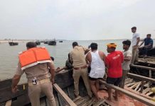 उत्तर प्रदेश: 4 दोस्तों पर भारी पड़ा Selfie का जुनून, आंधी-पानी से 3 और मरे! 3 जिले, 3 हादसे : सबसे हृदयविदारक घटना बलिया जिले के शिवरामपुर घाट पर हुई, जहां एक मुंडन संस्कार की खुशियां मातम में बदल गईं…