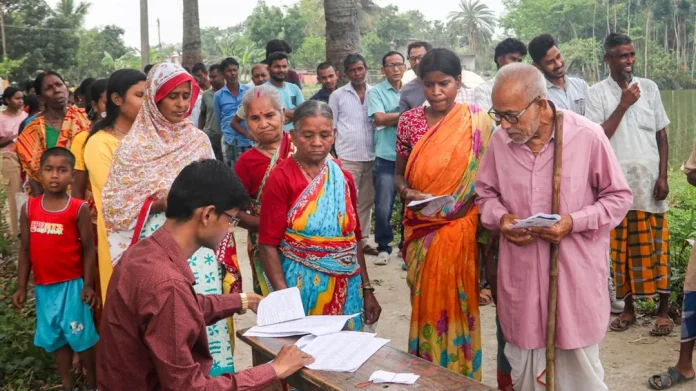 धांधली के आरोपों के बाद कड़ा पहरा, मगराहाट और डायमंड हार्बर में भारी वोटिंग...Pic Credit : mathrubhumi english