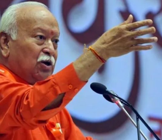 जनसंख्या नियंत्रण और UCC के लिए जनभागीदारी अनिवार्य: Bhagwat • जनसंख्या और यूसीसी पर भागवत की दो टूक : ‘केवल कानून बना देने से बदलाव नहीं आता, बल्कि समाज का शिक्षित होना आवश्यक है….( Pic Credit : Reuters)