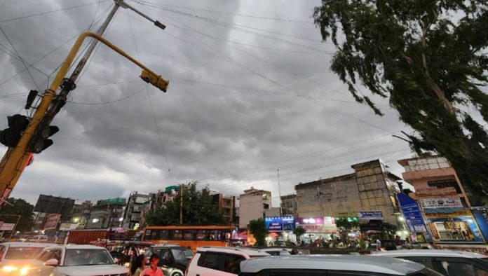 दिल्ली में मौसम का बदला मिजाज… Photo Credit | ABP