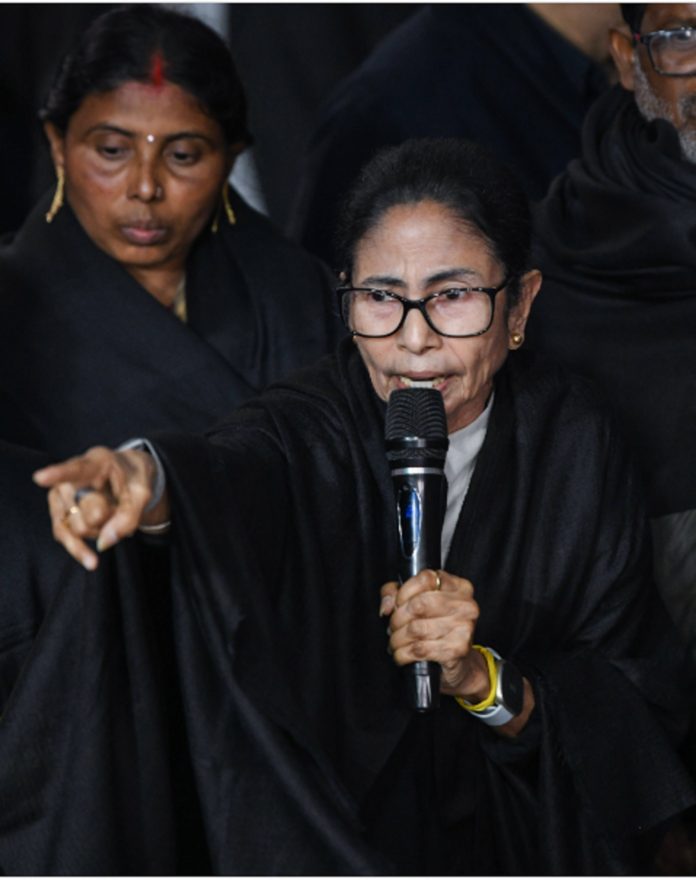 न्याय की दहलीज पर ममता: चुनावी हिंसा के खिलाफ खुद संभाली कानूनी कमान… Photo: ANI/File