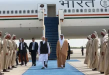 आबू धाबी पहुंचे पीएम मोदी, राष्ट्रपति शेख मोहम्मद बिन जायेद ने एयरपोर्ट पर किया भव्य स्वागत मोदी का भव्य स्वागत, UAE के क्राउन प्रिंस शेख नाहयान ने एयरपोर्ट पर की अगुवानी | Photo sourcec :performindia.com