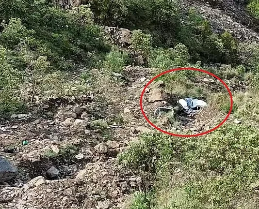 हिमाचल में दर्दनाक हादसा: खाई में गिरी कार, गुजरात के 6 पर्यटकों की मौत हिमाचल में दर्दनाक हादसा... | Image Source: नवजीवन
