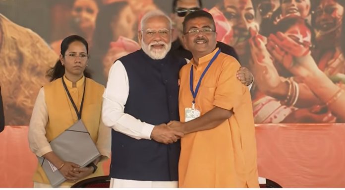 गुरुदेव रवींद्रनाथ टैगोर की जयंती पर 'सोनार बांग्ला' का उद्घोष : PM मोदी ने शुभेंदु को 'विकास का नया सारथी' घोषित कर स्पष्ट कर दिया कि दिल्ली और कोलकाता के बीच 'डबल इंजन' की शक्ति अब राज्य को एक नई दिशा देगी…Pic Credit : The Hindu