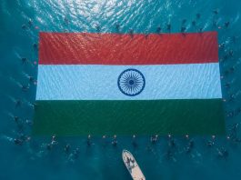 अंडमान में नया World Record: ‘स्वराज’ Island पर लहराया महा-तिरंगा! नीले समंदर में नया इतिहास: 2400 वर्ग मीटर के तिरंगे के साथ नौसेना, पुलिस और किशोरों की तिकड़ी ने रचा जल-कीर्तिमान… Photo Credit : AI Image
