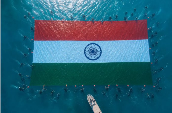 नीले समंदर में नया इतिहास: 2400 वर्ग मीटर के तिरंगे के साथ नौसेना, पुलिस और किशोरों की तिकड़ी ने रचा जल-कीर्तिमान… Photo Credit : AI Image
