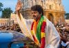 NTR के पदचिन्हों पर चले Vijay, दो साल में ढहा दिए सत्ता के पुराने किले थलापति का ‘सुपरहिट’ पॉलिटिकल डेब्यू: विजय ने तोड़ा चिरंजीवी और कमल हासन की विफलता का चक्र…(Photo Source: Thalapathy Thamizhaga Vetri Kazhagam/Facebook)