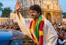 NTR के पदचिन्हों पर चले Vijay, दो साल में ढहा दिए सत्ता के पुराने किले थलापति का ‘सुपरहिट’ पॉलिटिकल डेब्यू: विजय ने तोड़ा चिरंजीवी और कमल हासन की विफलता का चक्र…(Photo Source: Thalapathy Thamizhaga Vetri Kazhagam/Facebook)