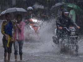 Rajasthan में मौसम का यू-टर्न: आंधी-बारिश से गर्मी पर ब्रेक Rajasthan में मौसम का यू-टर्न... | Image Source: Hindustan Hindi News