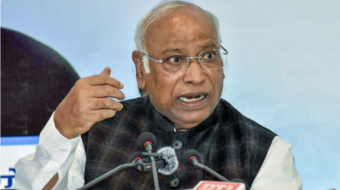 सरकार ने श्रमिकों की राय को नजरअंदाज किया... बोले - कांग्रेस अध्यक्ष Mallikarjun Kharge | फोटो : ANI