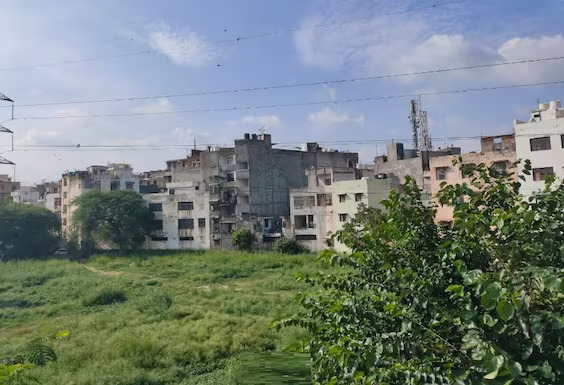 तहलका की पड़ताल: स्टे माफिया का खेल