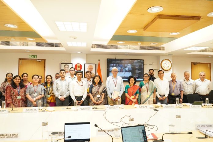 TB in India भारत में टीबी जांच अभियान के दौरान स्वास्थ्यकर्मी