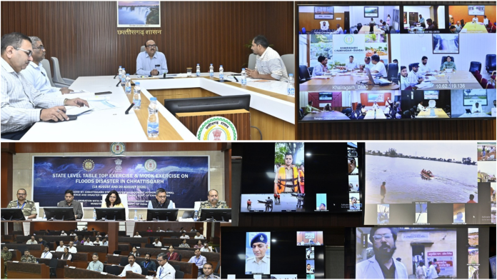 छत्तीसगढ़ में बाढ़ आपदा से निपटने के लिए मॉक ड्रिल करते NDRF और SDRF जवान छत्तीसगढ़ में बाढ़ आपदा से निपटने के लिए मॉक ड्रिल करते NDRF और SDRF जवान