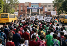 मध्य प्रदेश में Gen Alpha का आंदोलन, स्कूल, बस किराए और हॉस्टल की समस्याओं पर सड़क पर उतरे बच्चे मध्य प्रदेश में स्कूल और हॉस्टल सुविधाओं को लेकर प्रदर्शन करते छात्र