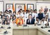 सीएम योगी से मिले जापानी विद्यार्थी, ‘ए डायलॉग विद द फ्यूचर’ में भारत-जापान दोस्ती का संदेश लखनऊ में मुख्यमंत्री योगी आदित्यनाथ के साथ जापानी और भारतीय विद्यार्थी