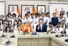 सीएम योगी से मिले जापानी विद्यार्थी, ‘ए डायलॉग विद द फ्यूचर’ में भारत-जापान दोस्ती का संदेश लखनऊ में मुख्यमंत्री योगी आदित्यनाथ के साथ जापानी और भारतीय विद्यार्थी