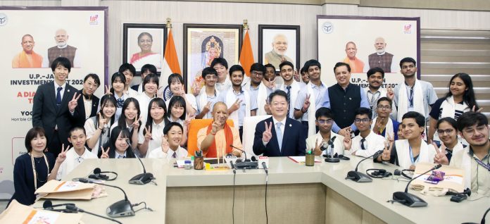 योगी आदीत्यानाथ से मिले जापानी छात्र लखनऊ में मुख्यमंत्री योगी आदित्यनाथ के साथ जापानी और भारतीय विद्यार्थी