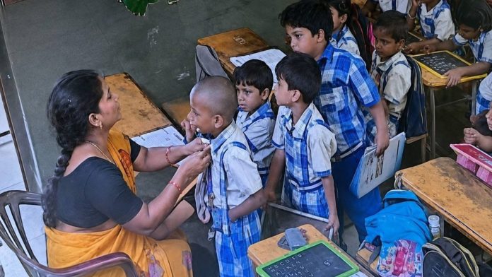 विशाखापट्टनम में शिक्षिका के थप्पड़ के बाद 6 साल के बच्चे की मौत, तीन सदस्यीय समिति करेगी जांच विशाखापट्टनम के स्कूल में छह साल के बच्चे की मौत के बाद जांच