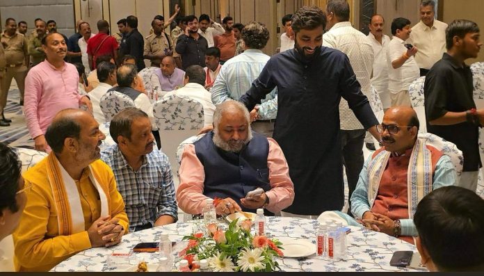 हरीश द्विवेदी को BJP का राष्ट्रीय महामंत्री बनाए जाने पर लखनऊ में जश्न हरीश द्विवेदी को BJP का राष्ट्रीय महामंत्री बनाए जाने पर लखनऊ में जश्न