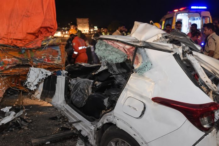 केरल के NH-66 पर भीषण सड़क हादसे में 8 लोगों की मौत, कार लॉरी से टकराई