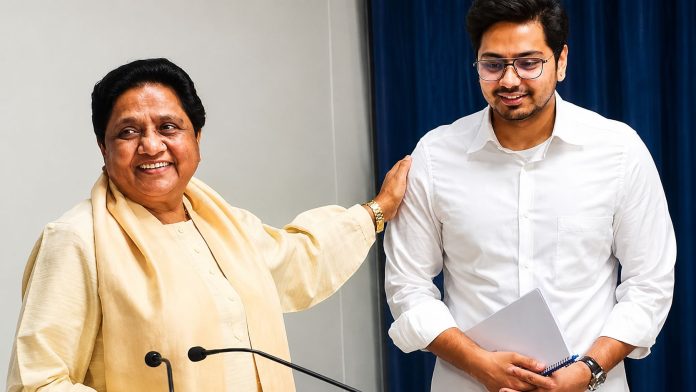 मायावती ने भतीजे आकाश आनंद को BSP कन्वीनर पद से हटाया, तीसरी बार हुई बड़ी कार्रवाई मायावती ने भतीजे आकाश आनंद को BSP कन्वीनर पद से हटाया, तीसरी बार हुई बड़ी कार्रवाई