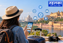 विश्व पर्यटन दिवस 2026: AI और डिजिटल तकनीक के दौर में भारत में पर्यटन का बदलता स्वरूप यात्रा की योजना बनाते समय मोबाइल पर डिजिटल पर्यटन सेवाएं देखता पर्यटक