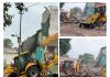 सहारनपुर कलेक्ट्रेट में मस्जिद पर चला बुलडोजर, कोर्ट के फैसले के बाद हुआ एक्शन; इकरा हसन का हाउस अरेस्ट का दावा सहारनपुर कलेक्ट्रेट की प्राचीन मस्जिद को तड़के 4 बजे बुलडोजर से ध्वस्त किया गया