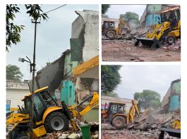 सहारनपुर कलेक्ट्रेट में मस्जिद पर चला बुलडोजर, कोर्ट के फैसले के बाद हुआ एक्शन; इकरा हसन का हाउस अरेस्ट का दावा सहारनपुर कलेक्ट्रेट की प्राचीन मस्जिद को तड़के 4 बजे बुलडोजर से ध्वस्त किया गया