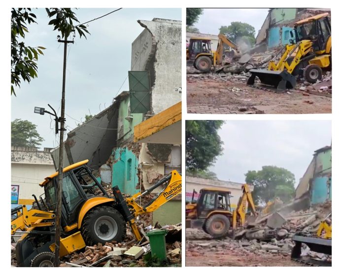 सहारनपुर कलेक्ट्रेट की प्राचीन मस्जिद को तड़के 4 बजे बुलडोजर से ध्वस्त किया गया सहारनपुर कलेक्ट्रेट की प्राचीन मस्जिद को तड़के 4 बजे बुलडोजर से ध्वस्त किया गया