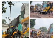 सहारनपुर कलेक्ट्रेट की प्राचीन मस्जिद तड़के 4 बजे बुलडोज; ध्वस्तीकरण की टाइमिंग पर सवाल सहारनपुर कलेक्ट्रेट की प्राचीन मस्जिद को तड़के 4 बजे बुलडोजर से ध्वस्त किया गया