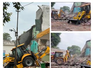 सहारनपुर कलेक्ट्रेट की प्राचीन मस्जिद तड़के 4 बजे बुलडोज; ध्वस्तीकरण की टाइमिंग पर सवाल सहारनपुर कलेक्ट्रेट की प्राचीन मस्जिद को तड़के 4 बजे बुलडोजर से ध्वस्त किया गया