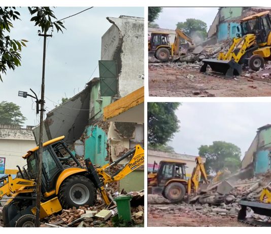 सहारनपुर कलेक्ट्रेट में मस्जिद पर चला बुलडोजर, कोर्ट के फैसले के बाद हुआ एक्शन; इकरा हसन का हाउस अरेस्ट का दावा सहारनपुर कलेक्ट्रेट की प्राचीन मस्जिद को तड़के 4 बजे बुलडोजर से ध्वस्त किया गया