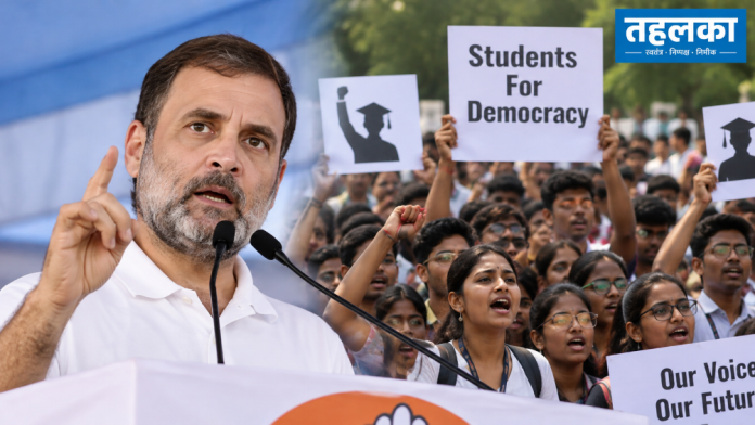 शिक्षा और नौकरियों से जुड़े बैनर लेकर एक बड़ी जन-रैली में इकट्ठा होते छात्र (सांकेतिक तस्वीर)