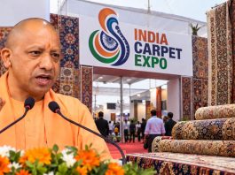 यूपी देश का 5वां सबसे बड़ा निर्यातक राज्य: भदोही कारपेट एक्सपो में CM योगी का दावा, ₹1,340 करोड़ की 112 परियोजनाएं भदोही में हस्तनिर्मित कालीन और इंडिया कारपेट एक्सपो का प्रतीकात्मक दृश्य
