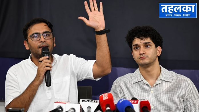 Indian Press Conference with Raised-Hand Speaker जंतर-मंतर पर चुनावी सुधारों की मांग करते हुए प्लेकार्ड लिए प्रदर्शनकारी (सांकेतिक तस्वीर)