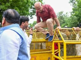 चंडीगढ़ में प्रदर्शन के दौरान मनीष सिसोदिया, हरपाल सिंह चीमा समेत कई नेता हिरासत में