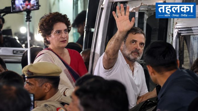Tense Political Escort Amid Press Crowd नई दिल्ली में चुनाव आयोग मुख्यालय के पास विरोध प्रदर्शन करते विपक्षी नेता (सांकेतिक तस्वीर)