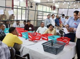वाराणसी MLC मतगणना में हंगामा: BJP समर्थक धरने पर, प्रेक्षक प्रांजल यादव को हटाने की मांग