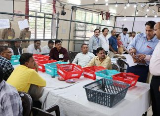 वाराणसी MLC मतगणना में हंगामा: BJP समर्थक धरने पर, प्रेक्षक प्रांजल यादव को हटाने की मांग