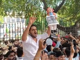 मोदी के पुतले के साथ विपक्ष का मार्च, ‘वोट चोर, गद्दी छोड़’ के नारों से गूंजा दिल्ली; ज्ञानेश कुमार के इस्तीफे की मांग