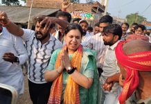 Mirzapur: पूर्व IAS दिव्या मित्तल ने गड़बड़ा धाम सहित लहुरियादह गांव का किया भ्रमण, स्वागत में उमड़े ग्रामीण, तो भावुक हो उठी पूर्व IAS दिव्या